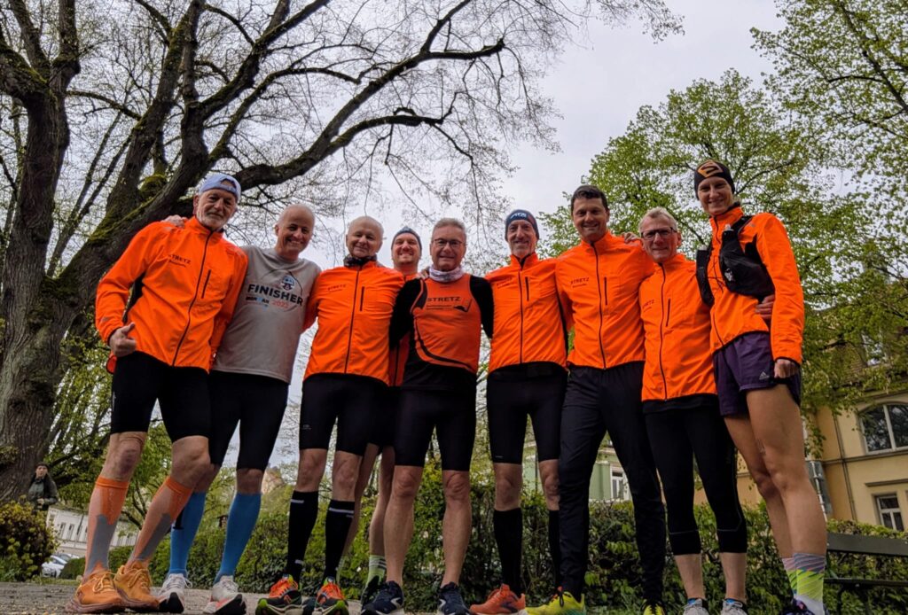 Freaky Friday Runners Bamberg posieren für Gruppenbild