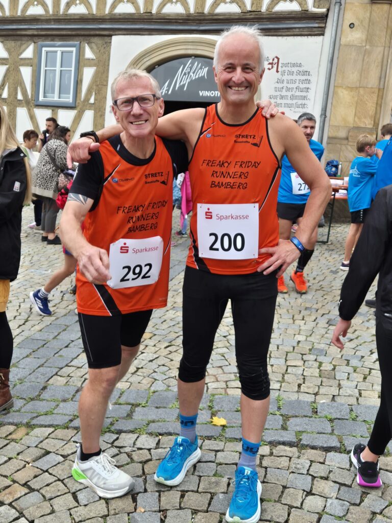 Zwei Läufer im Startbereich, lachen