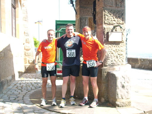 Läufer neben Brunnen in der Altenburg Bamberg, nach dem Bergsprint