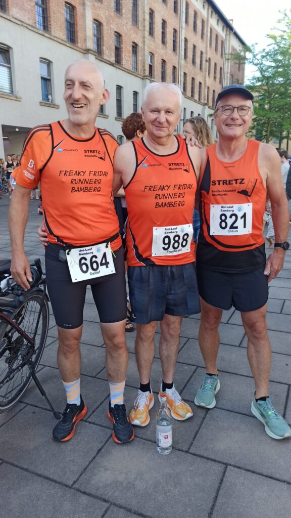 Drei Läufer stehen in einer Reihe, posieren für Foto