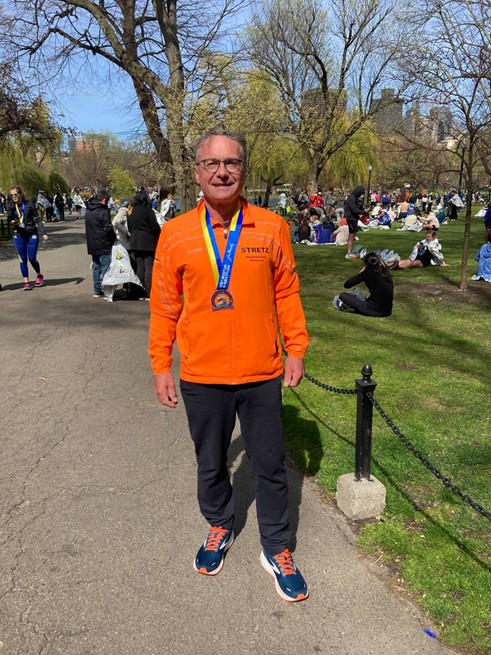 Läufer der Freaky Friday Runners Bamberg nach Boston Marathon mit Medaille