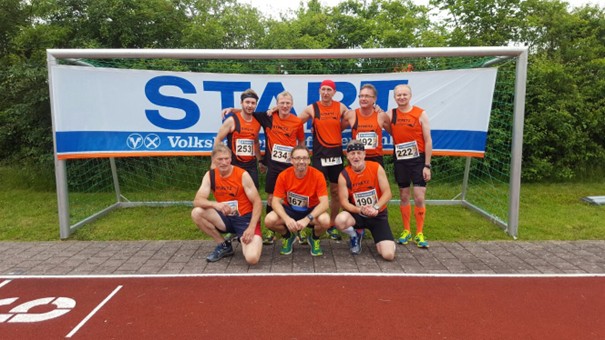 Gruppenfoto vor Start-Banner, Läufer sind aufgereiht