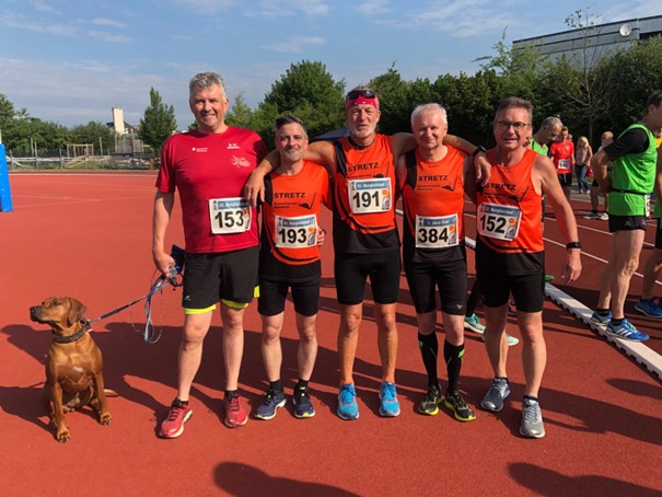 Freaky Friday Runners aufgereiht zum Gruppenfoto auf Sportgelände