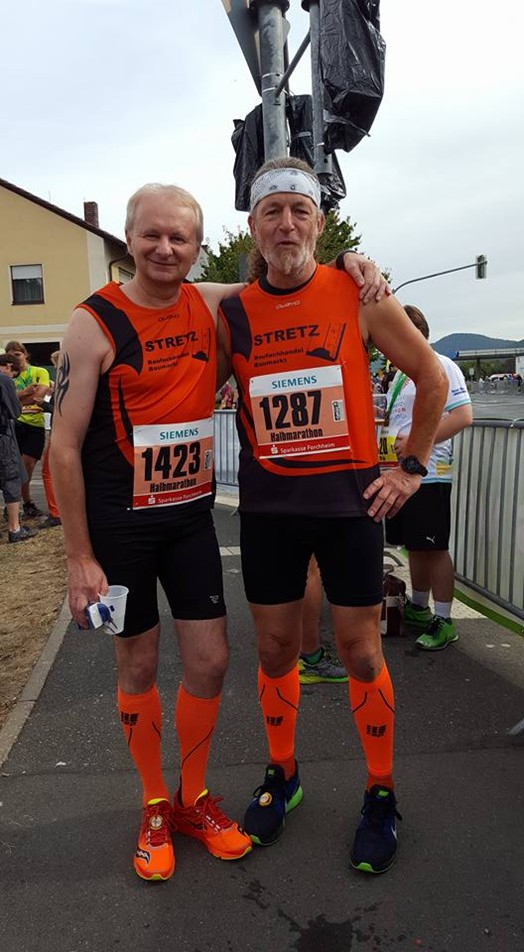 Zwei Läufer stehen nebeneinander vor dem Start