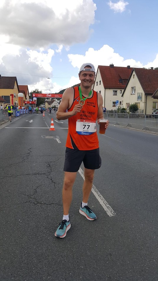 Läufer mit Medaille im Zielbereich