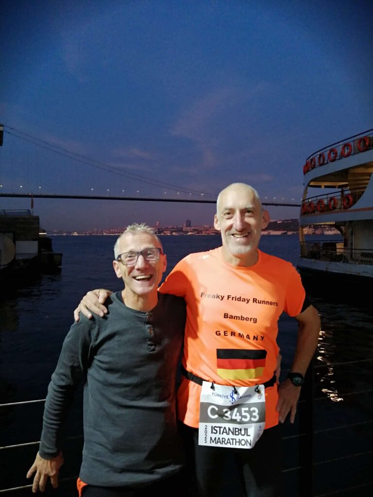 Zwei Läufer vor großem Fluss, vor dem Start