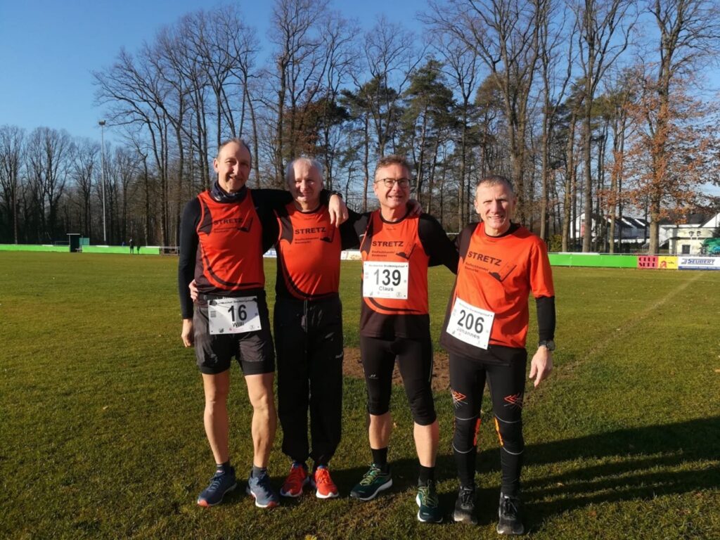 Vier Läufer der Freaky Friday Runners Bamberg stehen nebeneinander und lachen