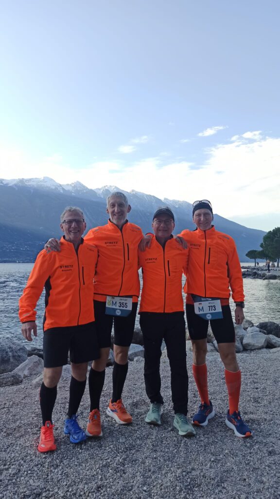 Vier Läufer am Gardasee, vor dem Start