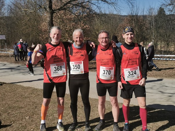 Vier Läufer der Freaky Friday Runners in einer Reihe