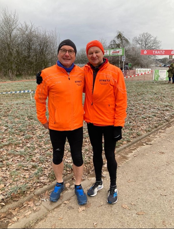 Zwei Läufer bei kalten Temperaturen, stehen nebeneinander