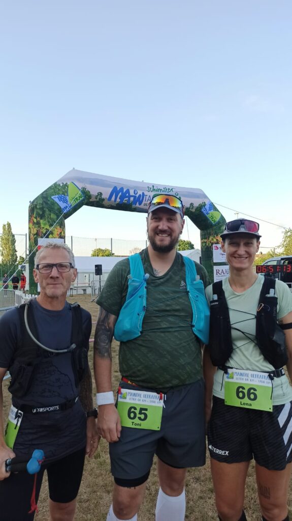 Drei Läufer vor dem Startbogen des Maintal Ultratrails 2025
