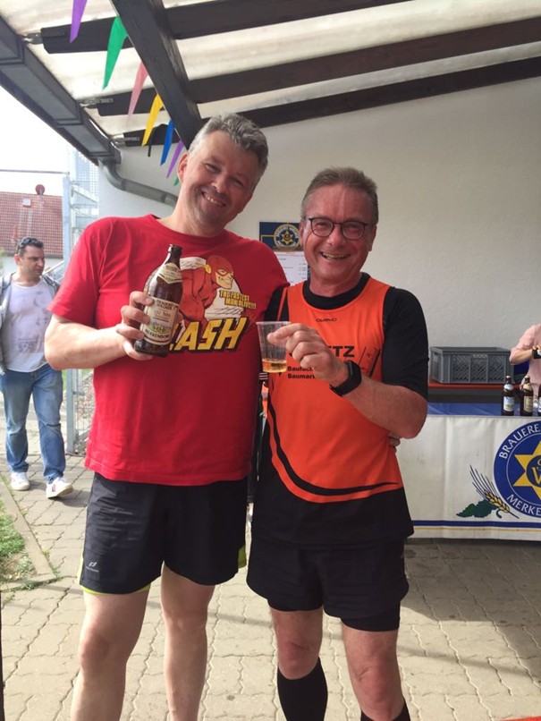 Zwei Männer mit Finisherbier in der Hand nach dem Lauf