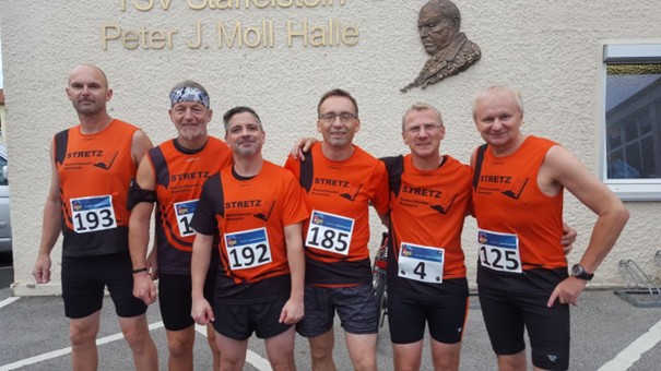 Gruppenbild der Freaky Friday Runners Bamberg vor Hauswand
