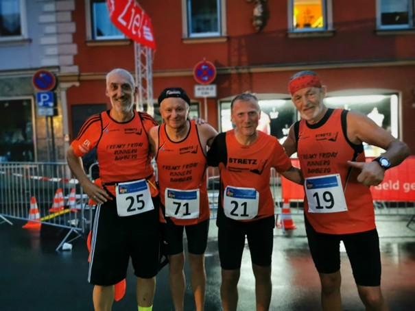 Vier Freaky Friday Runners stehen im Zielbereich, Gruppenfoto