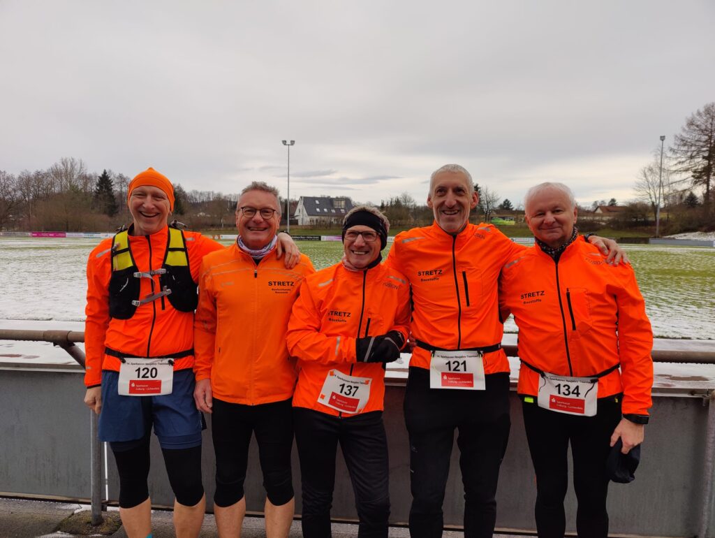 Läufer stehen nebeneinander für Gruppenfoto