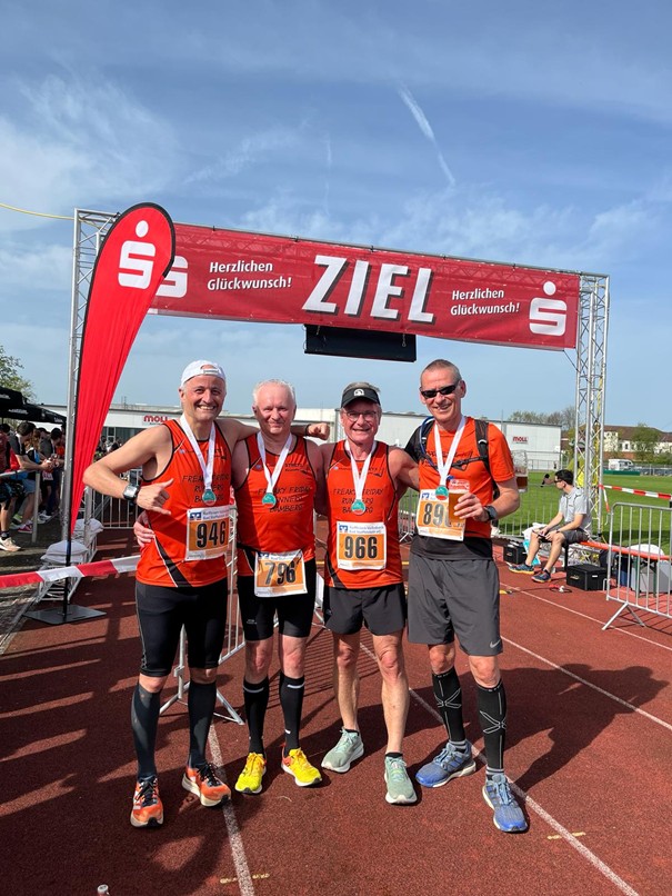 Freakys nebeneinander unter Zielbogen