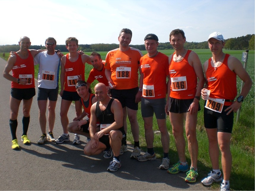 Läufer der Freaky Friday Runners Bamberg bei sommerlichen Temperaturen, sie stehen zusammen
