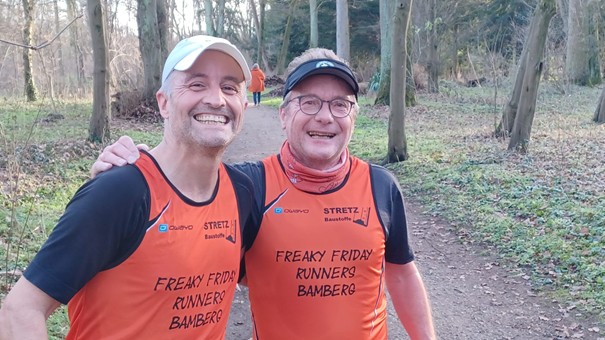 Zwei Läufer auf Waldweg, lachen