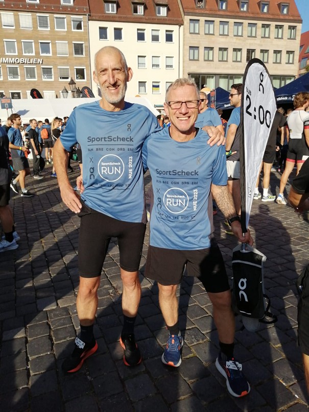 Zwei Männer im Startbereich, hinten Häuser