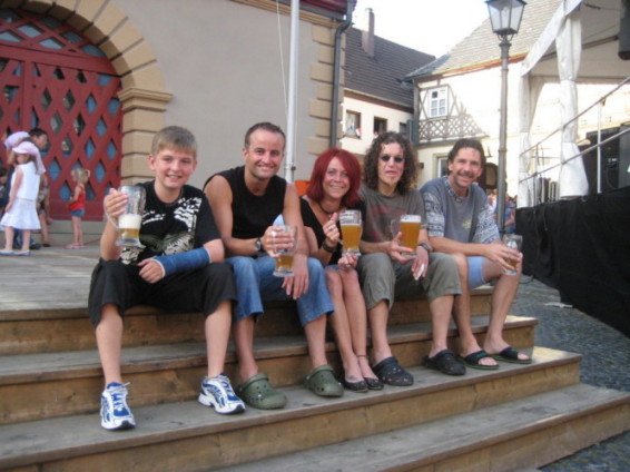 Freaky Friday Runners Bamberg entspannt auf einer Treppe sitzend