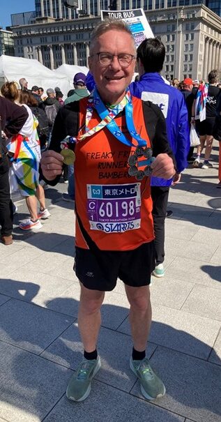 Läufer im Zielbereich mit Medaillen