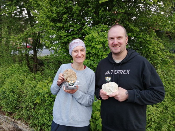 Zwei Läufer mit Pokalen in der Hand, nach Ultratrail