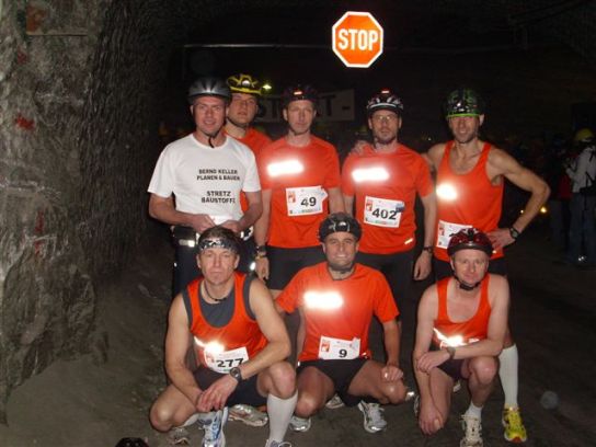 Läufer der Freaky Friday Runners mit Helm vor dem Unter-Tage-Marathon