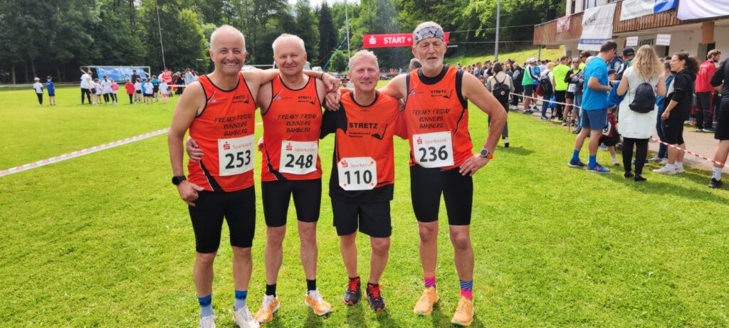 Vier Läufer auf Sportgelände, Gruppenbild
