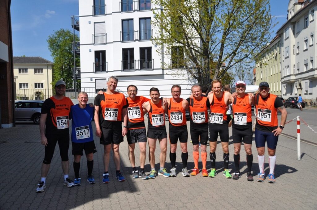 Läufer der Freaky Friday Runners Bamberg aufgereiht zum Gruppenfoto
