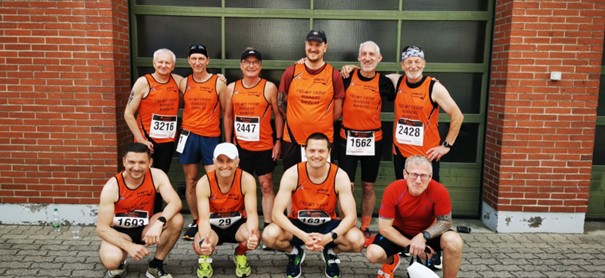 Freaky Friday Runners posieren für Gruppenfoto vor Garagentor