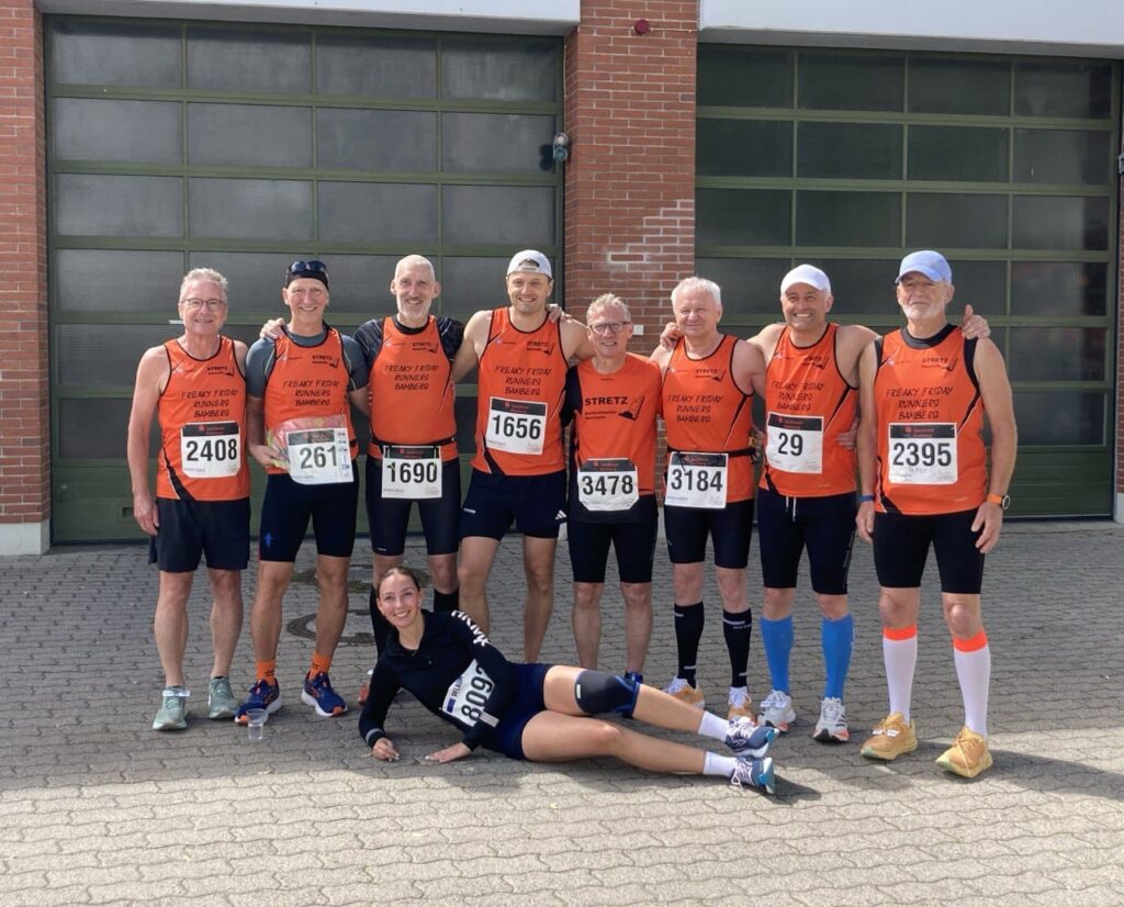 Freaky Friday Runners posieren für Gruppenbild, im Trikot