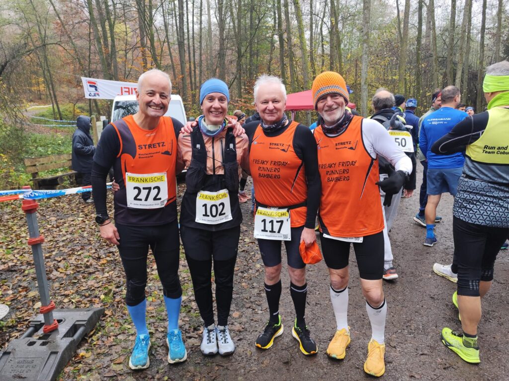 Läufer vor dem Start beim Zeiler Waldmarathon, Gruppenfoto