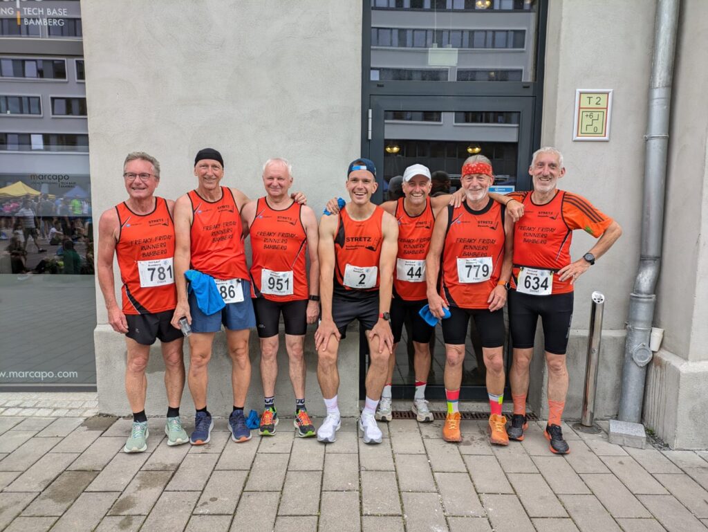 Läufer im Trikot in einer Reihe nach dem Lauf