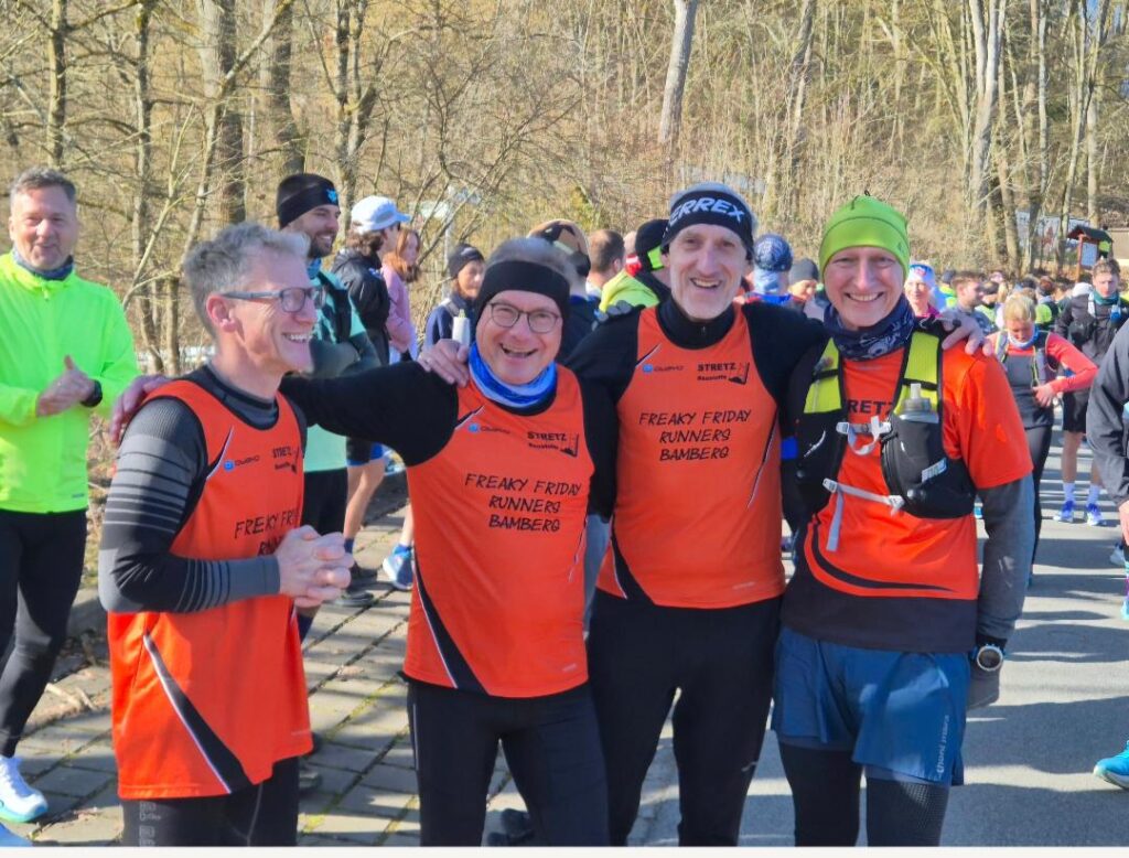 vier Läufer vor dem Start unterhalb der Veste Heldburg