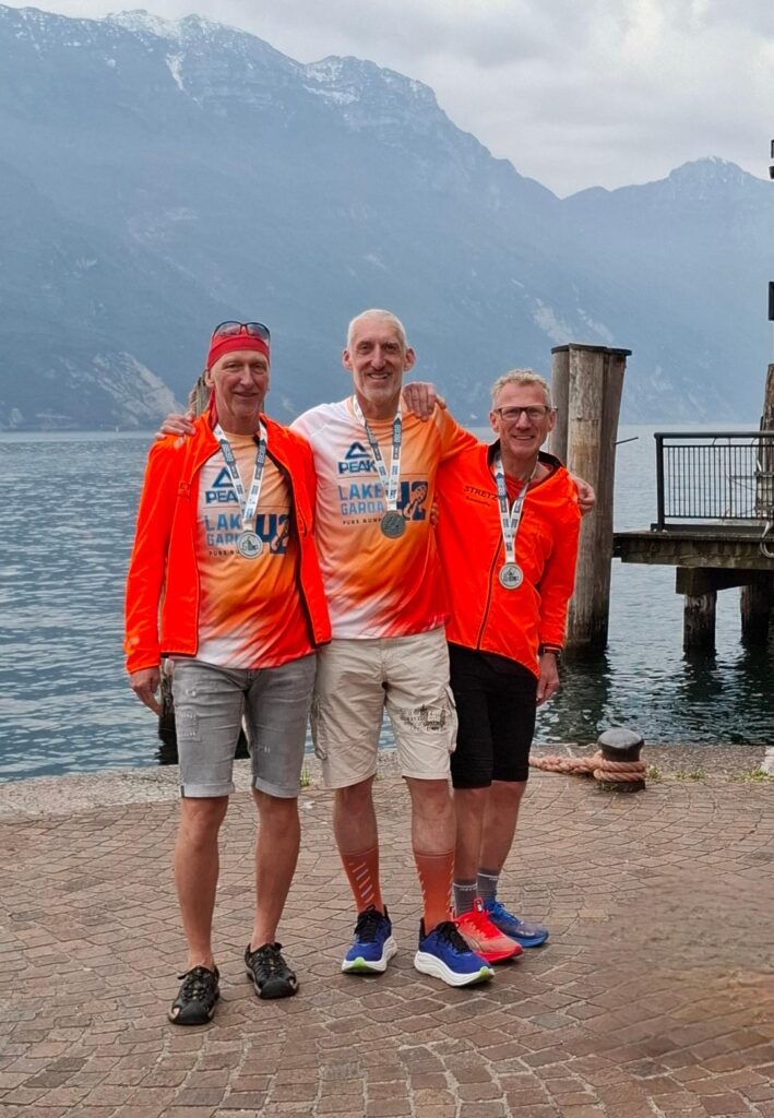 Drei Läufer mit ihren Medaillen vom Lake Garda 42