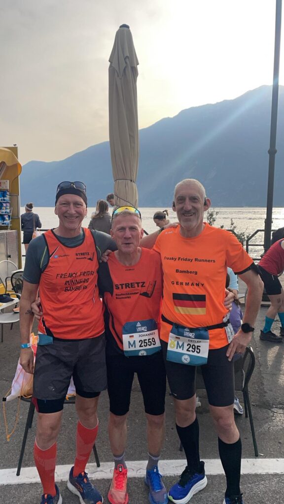 Drei Läufer vor dem Start in Limone