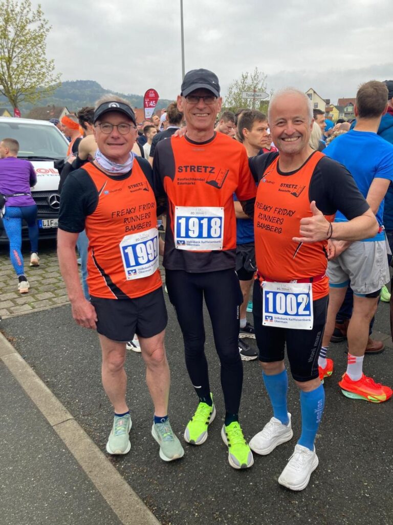 Drei Läufer vor dem Start zum Theramed-Halbmarathon