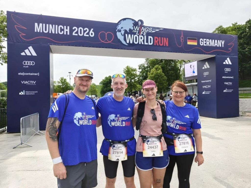 4 Läufer vor dem Start beim Wings for Life World Run München 2026