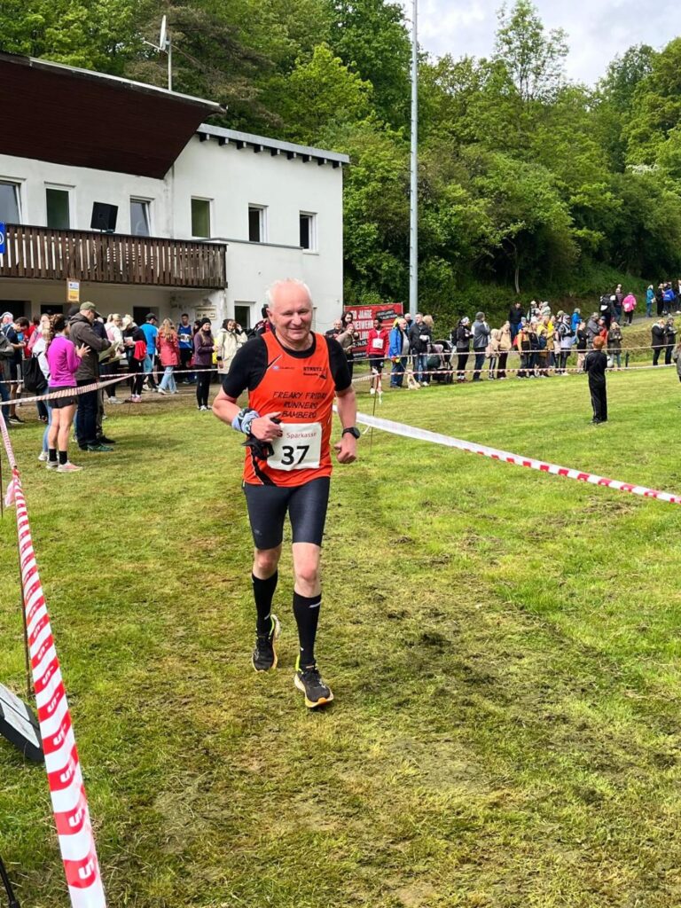 Ein Läufer beim Zieleinlauf