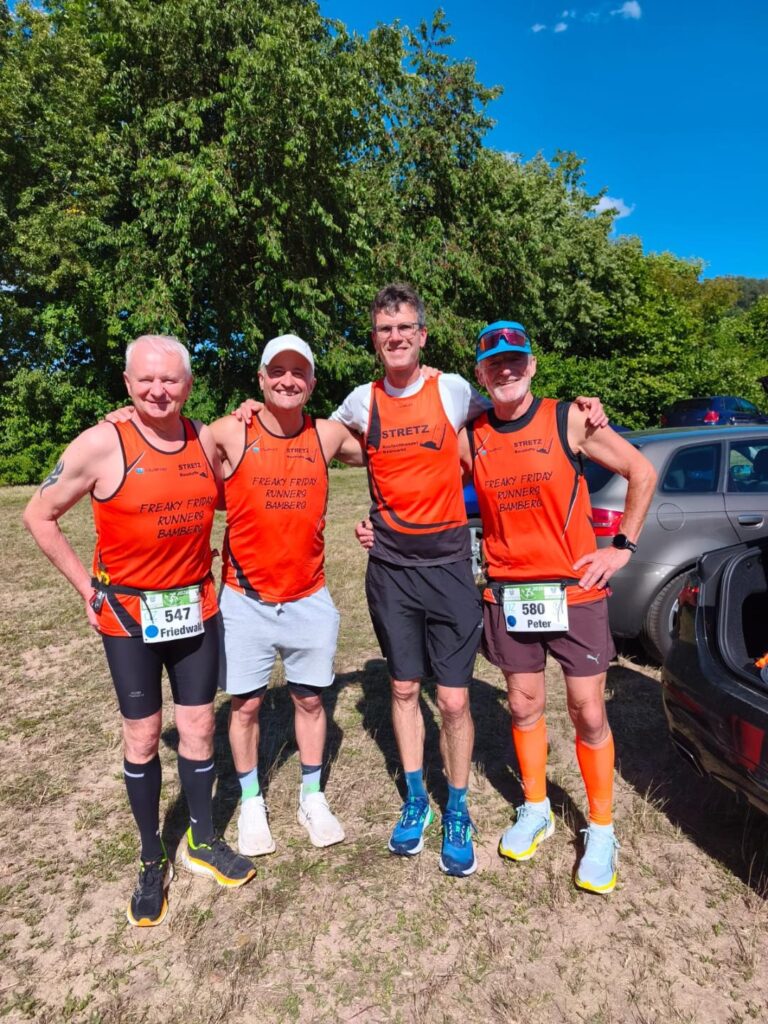Vier Läufer vor dem Start zum 10. Panorama Baumwipfel-Lauf