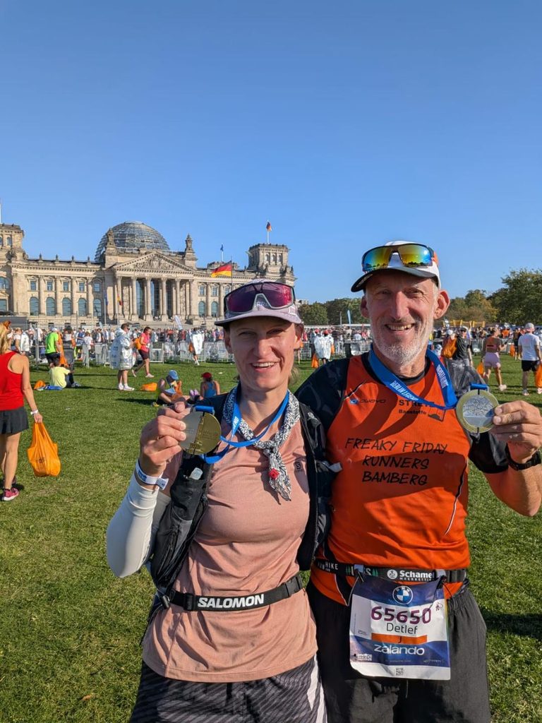 2 Läufer im Ziel des Berlin-Marathon 2026