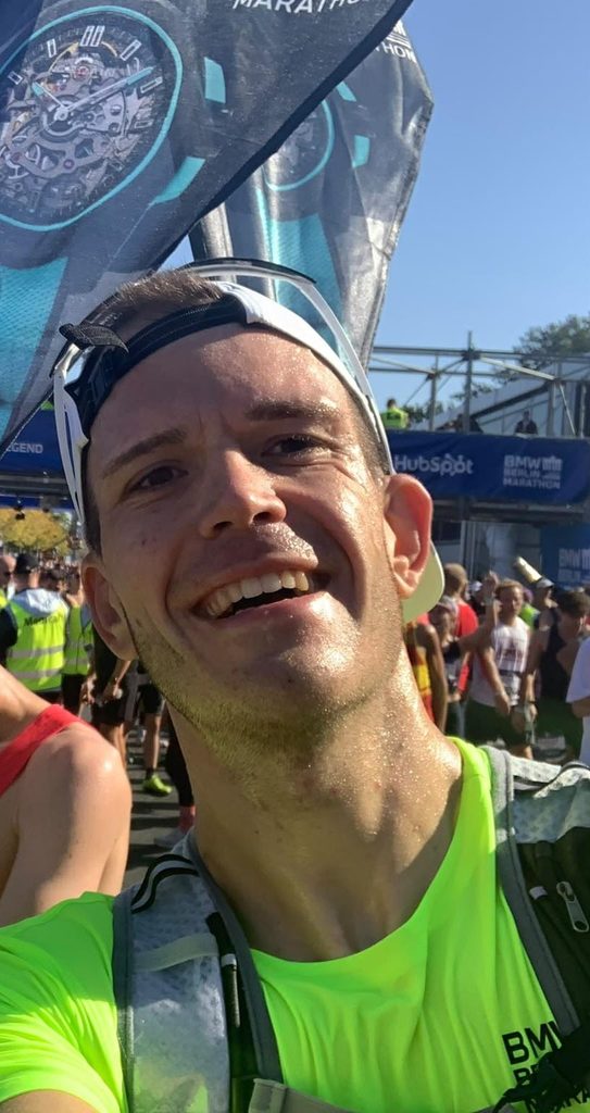 Ein 3-Stunden-Pacer im Ziel deds Berlin Marathon 2026